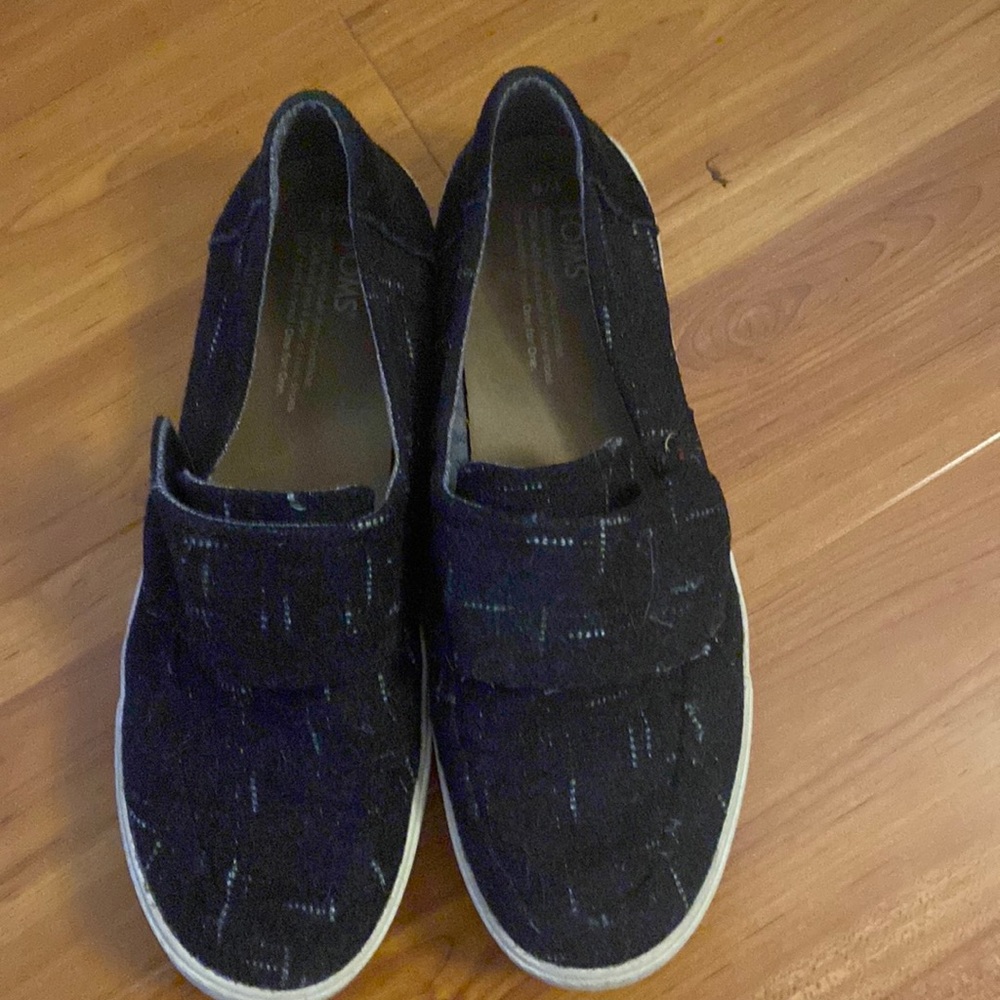 Toms Black slip on tennis shoes